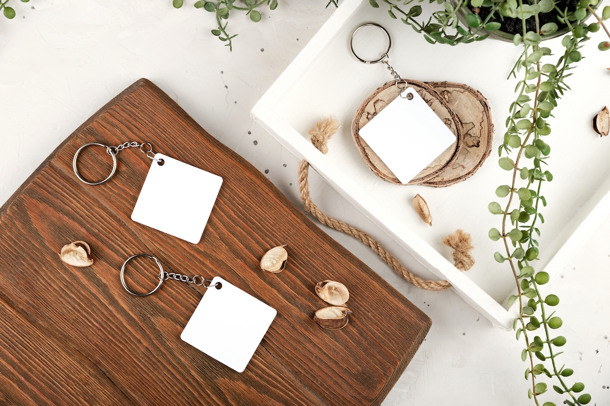 Ile kosztuje brelok reklamowy z grawerem i jak wielkość zamówienia wpływa na cenę końcową