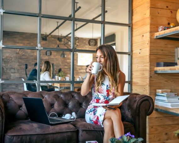 Sukienki do pracy, czyli jak połączyć wygodę z elegancją