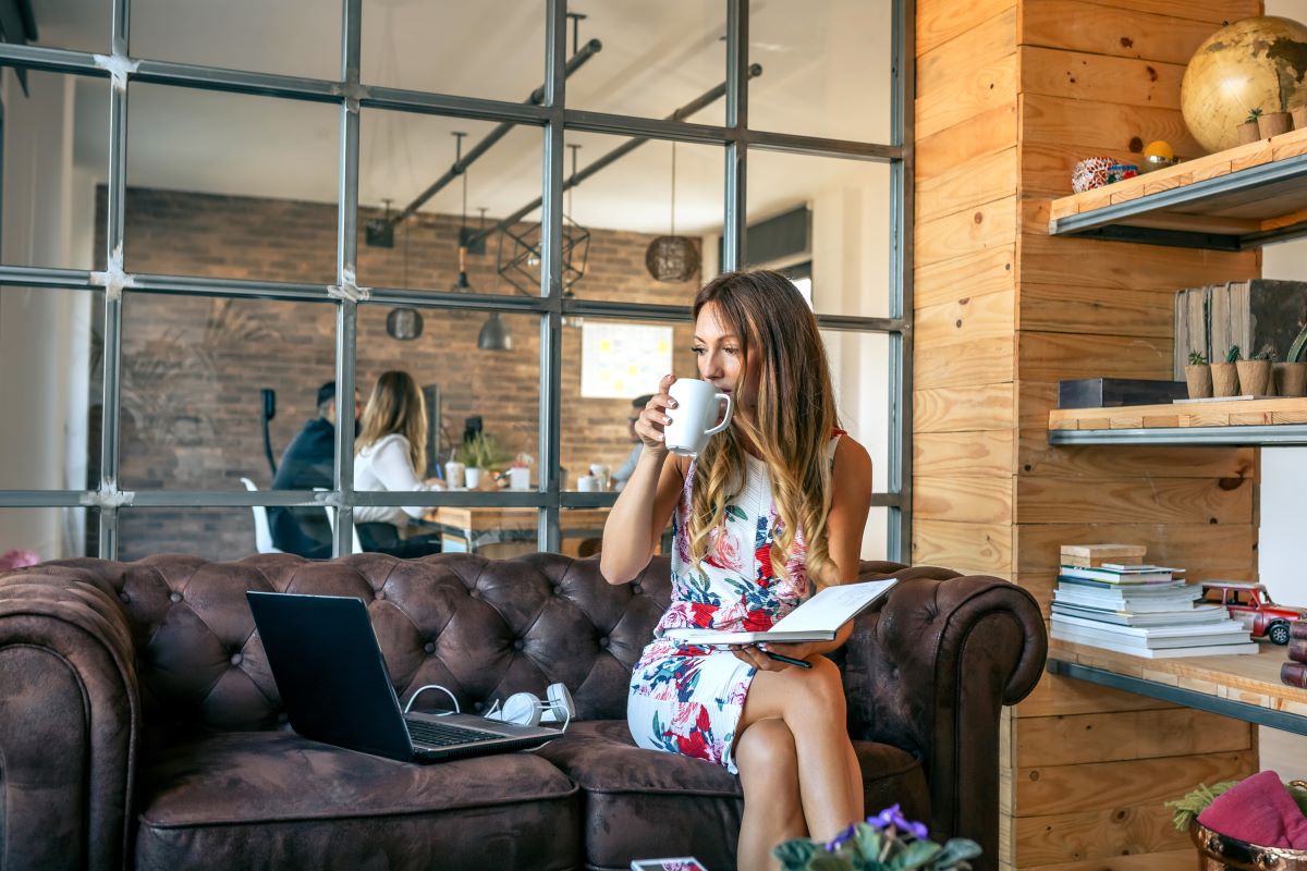 Sukienki do pracy, czyli jak połączyć wygodę z elegancją