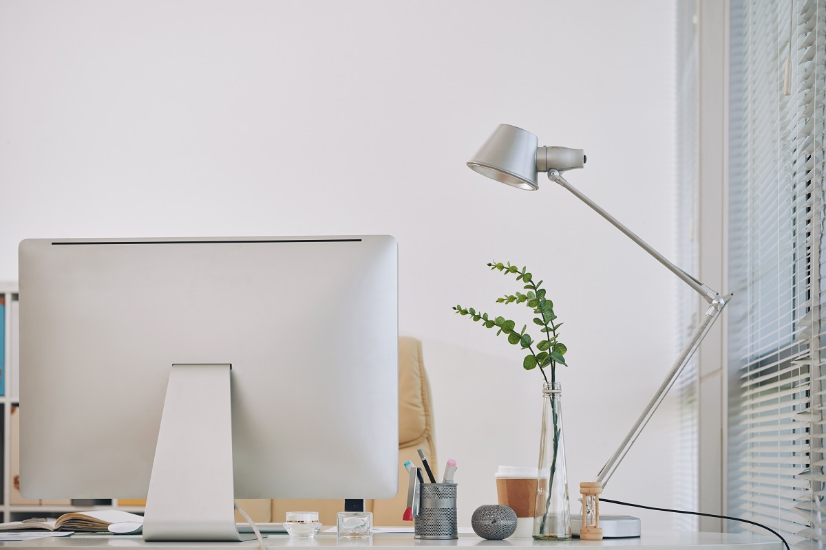 Oświetlenie biurowe na miarę Twoich potrzeb - jak dobrać lampę do rodzaju pracy?