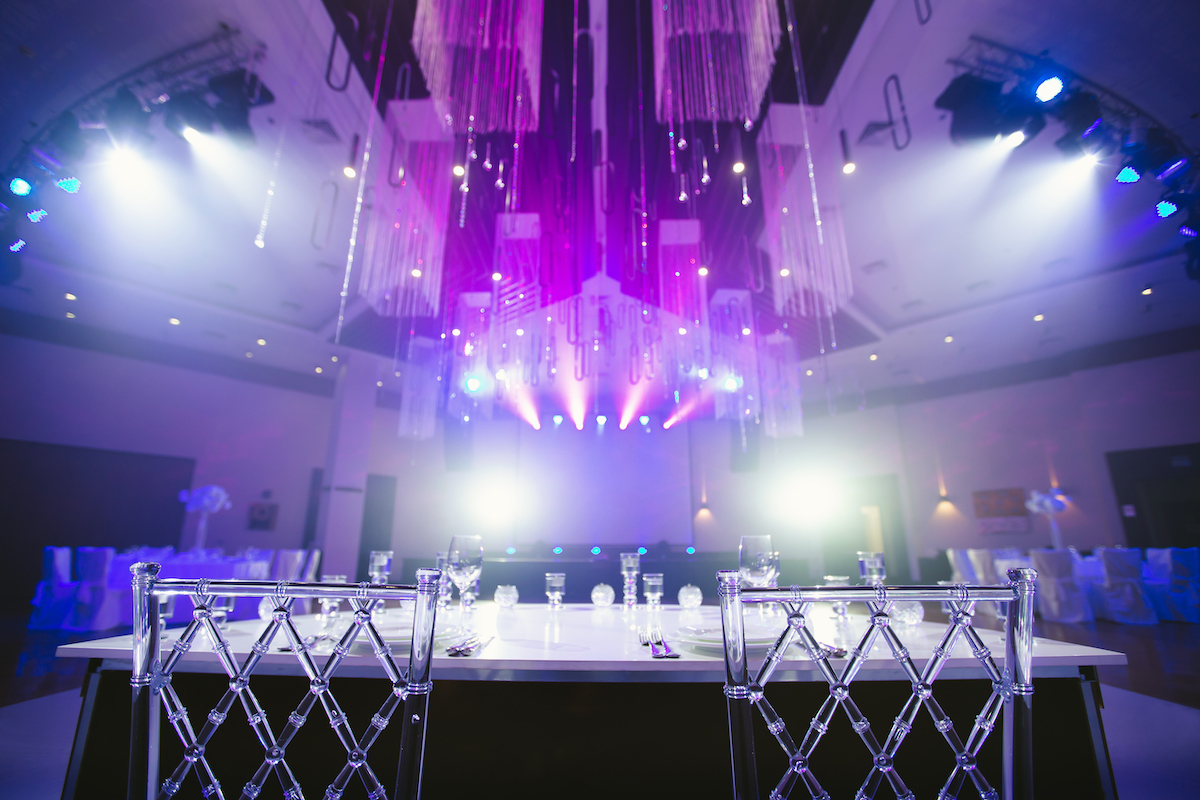 Oprawa muzyczna ślubu: jak wykorzystać połączenie elementów tradycyjnych i nowoczesnych