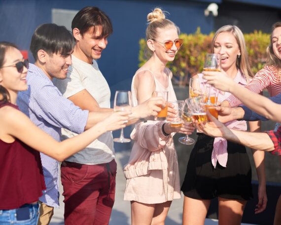 Królowa letniej imprezy - Przewodnik po najgorętszych trendach na letnie party