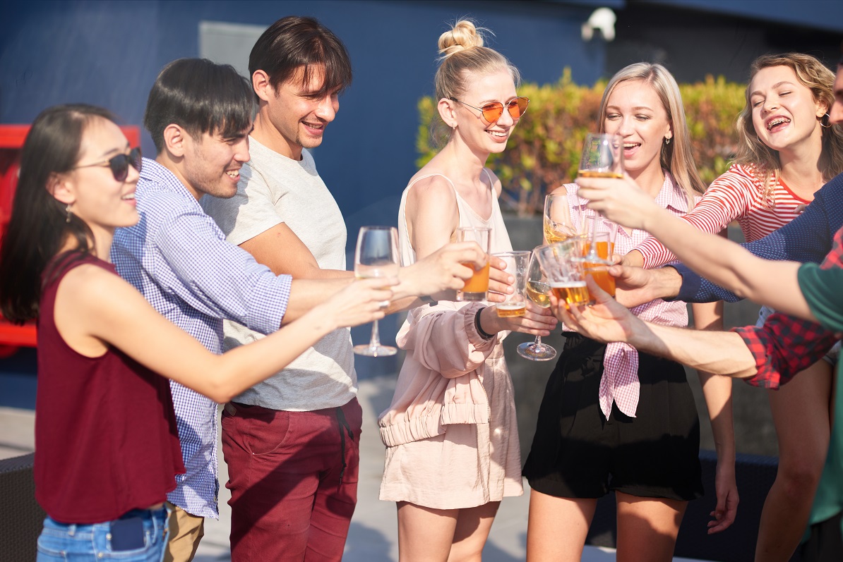 Królowa letniej imprezy - Przewodnik po najgorętszych trendach na letnie party